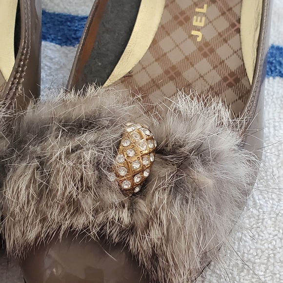 Jelly beans heals lady's shoes - Picture 2 of 7